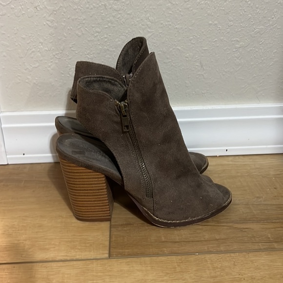 Grey Heels with Zippers Size 6 (MAKE AN OFFER) - Picture 3 of 4